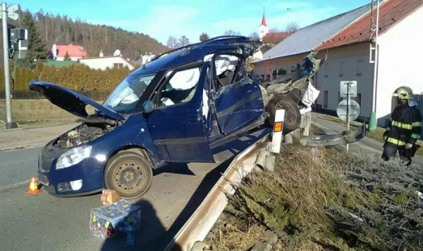 V Hlubočkách na Olomoucku se srazil vlak s osobním vozem, dva lidé utrpěli zranění