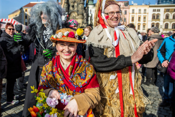 Masopustní oslavy v Olomouci poprvé doplní i desítka slaměných soch
