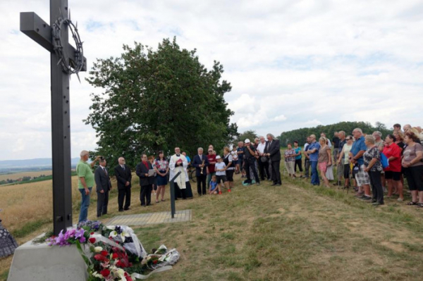 Masakr na kopci Švédské šance u Přerova bude připomenut modlitbou u hrobu a koncertem v kostele