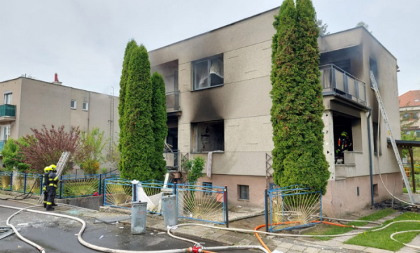 V Lipníku nad Bečvou podpálil 80letý senior dům a odjel. Vnuka z hořícího domu zachránili kominíci