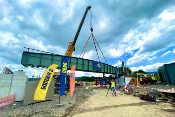 Stavbaři osadili konstrukci nového mostu na trati Uničov - Šumperk, bude dvakrát delší