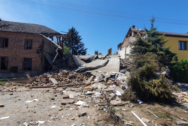 Výbuch rozmetal rodinný dům na Prostějovsku, v troskách budovy bylo nalezeno tělo bez známek života