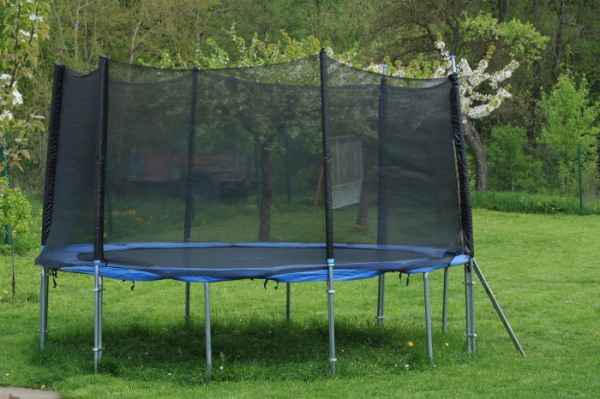 Postarejte se dětem o zábavné prázdniny - pořiďte jim velkou zahradní trampolínu