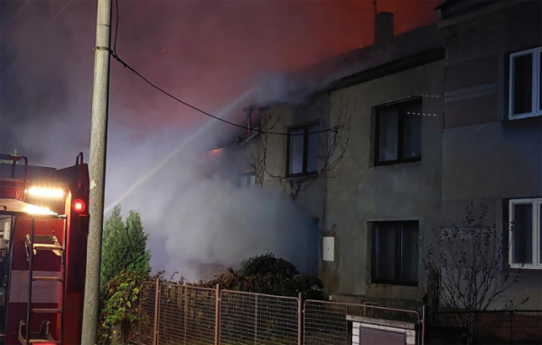 Na Olomoucku zasahovalo osm jednotek hasičů u požáru rodinného domu a hospodářských budov