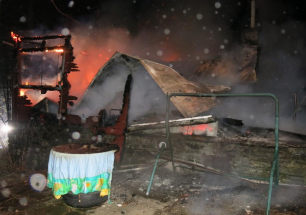 Požár chaty na Hrubé Vodě zaměstnal čtyři jednotky hasičů