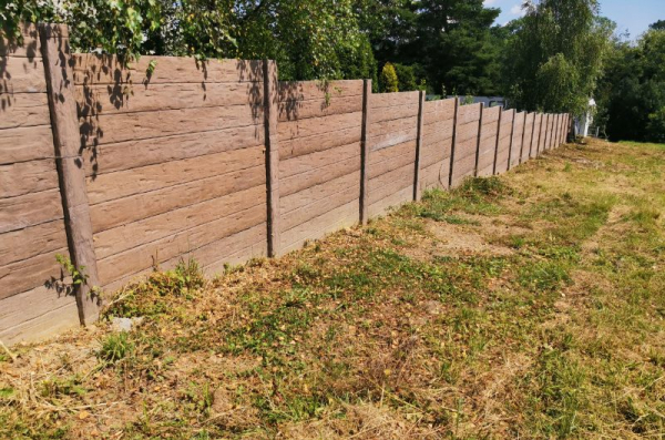 Postavit betonový plot dokáže i laik. Postačí vám k tomu jen plotové tvárnice, sloupy a desky