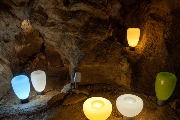 Zbrašovské aragonitové jeskyně zvou v létě na Světlo sklem Ondřeje Strnadela