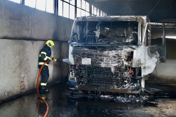 Milionové škody způsobil požár nákladního vozu v průmyslové hale ve Šternberku