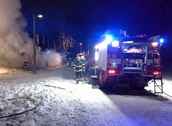Celou noc hasiči likvidují požár dílny pod lyžařským vlekem ve Stříbrnicích