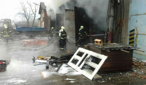 Požár budovy ve Vikýřovicích si vyžádal vyhlášení II. stupně požárního poplachu