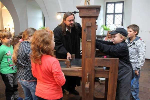 Interaktivní workshop Knihtisk z výšky na hradě Šternberk