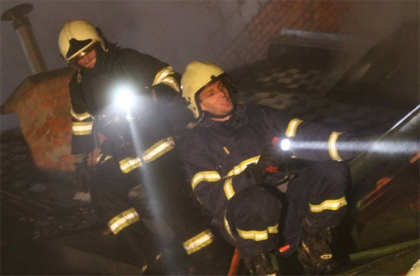Čtyři jednotky hasičů likvidovaly požár rodinného domku - Vícov, Prostějovsko